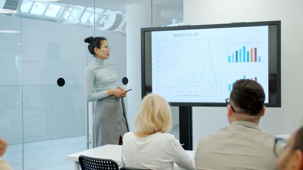 How Can UK Businesses Optimize Their Marketing Strategy for a Global Audience?