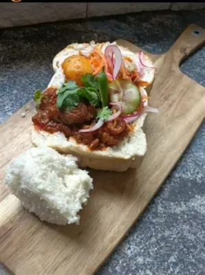  Bunny Chow: Kokelasti täytetyn leivän iloa yhdistäen intialaista makumaailmaa ja afrikkalaisia aromeita!