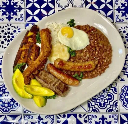  Bandeja Paisa: Kokeile Colom bian Tuoreita Mausteita Ja Kuohuvaa Juhlavuutta!