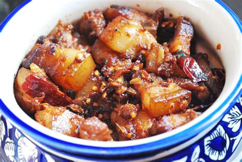  Ganzhoun Style Dried Bamboo Shoots Stewed with Pork! A Symphony of Earthy Delights and Savory Umami