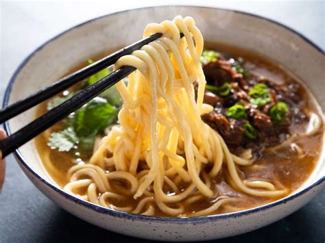  Lamian Nuudeli: A Symphony of Spicy Tang and Silky Smoothness?