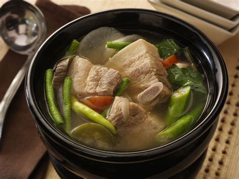  Sinigang na Baboy: Kokemus Umami-Täynnäisestä ja Happaman Raikkaasta Filipino Keittiön Herkusta!