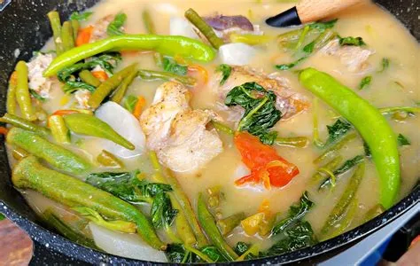  Sinigang na Isda: Umaminut makuja ja hapanherkkua yhdistetynä höyryävän kastikkeen kanssa!