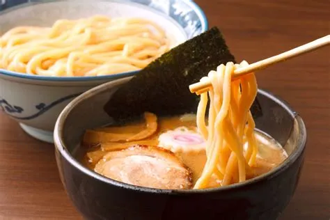  Tsukemen:  Makuja räjäyttävä ja silkkinen kastike luo täydellisen ramen-kokemuksen!”